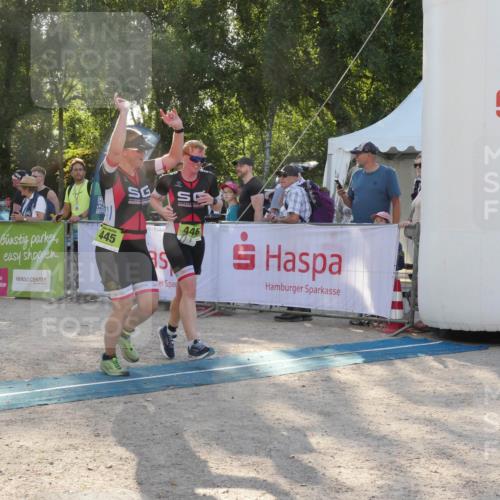 07.09.2025 - 19. Norderstedt Triathlon Zöllner http://msf.ph/oto/8794824 07.09.2025 16:52:45 Ziel 445, 446 meine-sportfotos.de