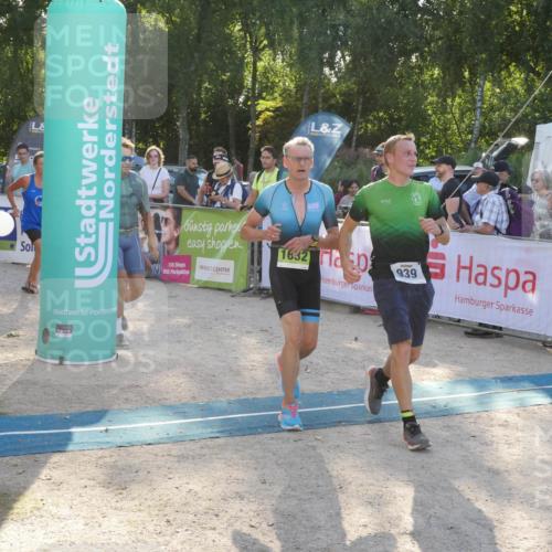 07.09.2025 - 19. Norderstedt Triathlon Zöllner http://msf.ph/oto/8794864 07.09.2025 16:53:15 Ziel 939, 943, 1632 meine-sportfotos.de