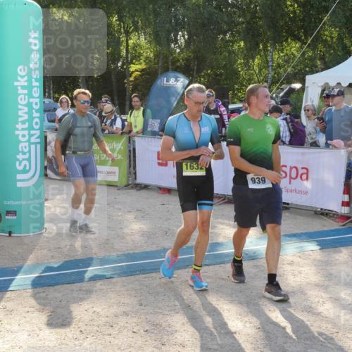 07.09.2025 - 19. Norderstedt Triathlon Zöllner http://msf.ph/oto/8794867 07.09.2025 16:53:15 Ziel 939, 943, 1632 meine-sportfotos.de