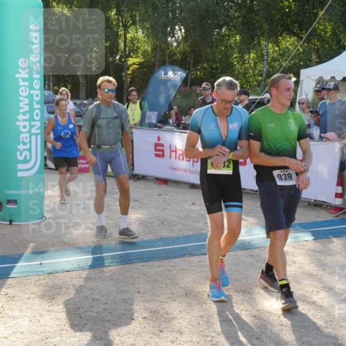07.09.2025 - 19. Norderstedt Triathlon Zöllner http://msf.ph/oto/8794870 07.09.2025 16:53:16 Ziel 939, 943, 1632 meine-sportfotos.de