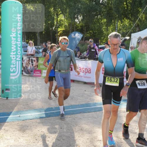 07.09.2025 - 19. Norderstedt Triathlon Zöllner http://msf.ph/oto/8794872 07.09.2025 16:53:17 Ziel 939, 943, 1632 meine-sportfotos.de