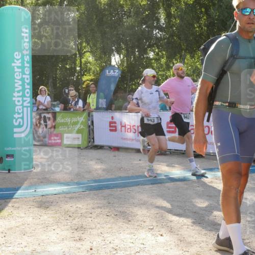07.09.2025 - 19. Norderstedt Triathlon Zöllner http://msf.ph/oto/8794875 07.09.2025 16:53:20 Ziel 939, 943, 1632 meine-sportfotos.de