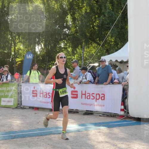 07.09.2025 - 19. Norderstedt Triathlon Zöllner http://msf.ph/oto/8795007 07.09.2025 16:55:49 Ziel 1098, 1102 meine-sportfotos.de