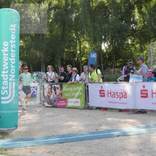 07.09.2025 - 19. Norderstedt Triathlon Zöllner http://msf.ph/oto/8795165 07.09.2025 16:58:42 Ziel 953, 956 meine-sportfotos.de