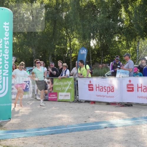 07.09.2025 - 19. Norderstedt Triathlon Zöllner http://msf.ph/oto/8795170 07.09.2025 16:58:42 Ziel 953, 956 meine-sportfotos.de