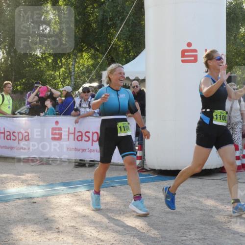 07.09.2025 - 19. Norderstedt Triathlon Zöllner http://msf.ph/oto/8795527 07.09.2025 17:00:34 Ziel 1101, 1106 meine-sportfotos.de