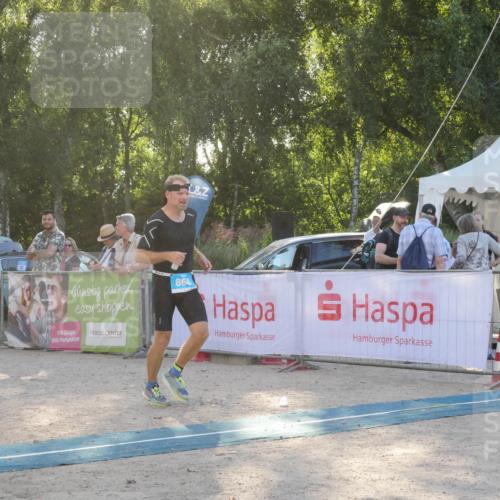 07.09.2025 - 19. Norderstedt Triathlon Zöllner http://msf.ph/oto/8795728 07.09.2025 17:03:07 Ziel 868, 1086 meine-sportfotos.de