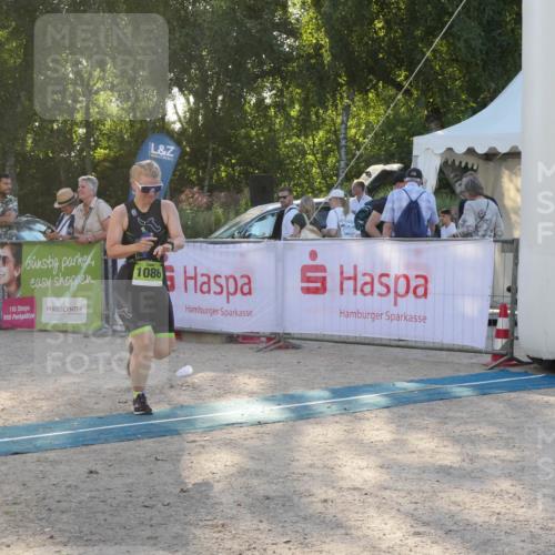 07.09.2025 - 19. Norderstedt Triathlon Zöllner http://msf.ph/oto/8795761 07.09.2025 17:03:10 Ziel 868, 1086 meine-sportfotos.de