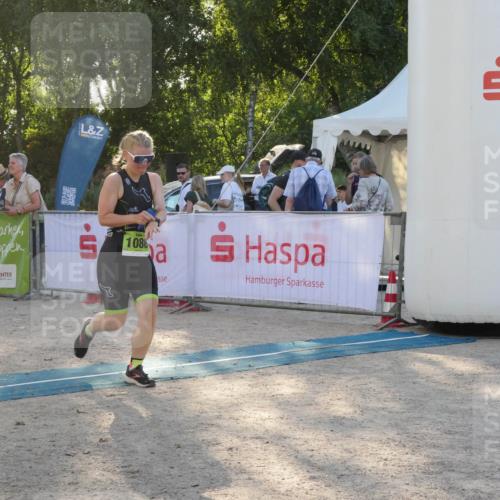 07.09.2025 - 19. Norderstedt Triathlon Zöllner http://msf.ph/oto/8795767 07.09.2025 17:03:10 Ziel 868, 1086 meine-sportfotos.de