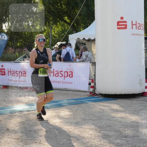 07.09.2025 - 19. Norderstedt Triathlon Zöllner http://msf.ph/oto/8795773 07.09.2025 17:03:11 Ziel 868, 1086 meine-sportfotos.de