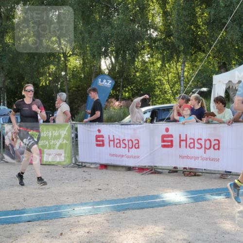07.09.2025 - 19. Norderstedt Triathlon Zöllner http://msf.ph/oto/8796263 07.09.2025 17:12:45 Ziel 883, 1557 meine-sportfotos.de