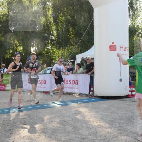 07.09.2025 - 19. Norderstedt Triathlon Zöllner http://msf.ph/oto/8796386 07.09.2025 17:14:24 Ziel 940, 1435 meine-sportfotos.de