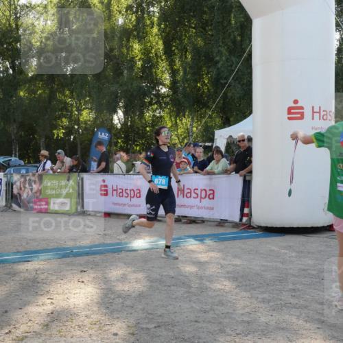 07.09.2025 - 19. Norderstedt Triathlon Zöllner http://msf.ph/oto/8796534 07.09.2025 17:15:54 Ziel 878 meine-sportfotos.de
