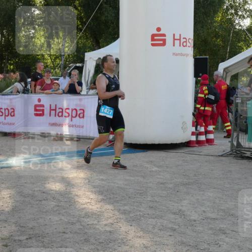 07.09.2025 - 19. Norderstedt Triathlon Zöllner http://msf.ph/oto/8796652 07.09.2025 17:17:01 Ziel 1427 meine-sportfotos.de