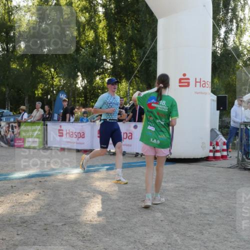 07.09.2025 - 19. Norderstedt Triathlon Zöllner http://msf.ph/oto/8796780 07.09.2025 17:20:17 Ziel 405 meine-sportfotos.de