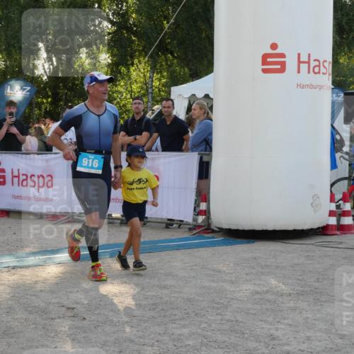 07.09.2025 - 19. Norderstedt Triathlon Zöllner http://msf.ph/oto/8796838 07.09.2025 17:20:47 Ziel 916 meine-sportfotos.de