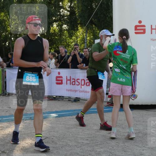 07.09.2025 - 19. Norderstedt Triathlon Zöllner http://msf.ph/oto/8797223 07.09.2025 17:29:13 Ziel 421, 886 meine-sportfotos.de