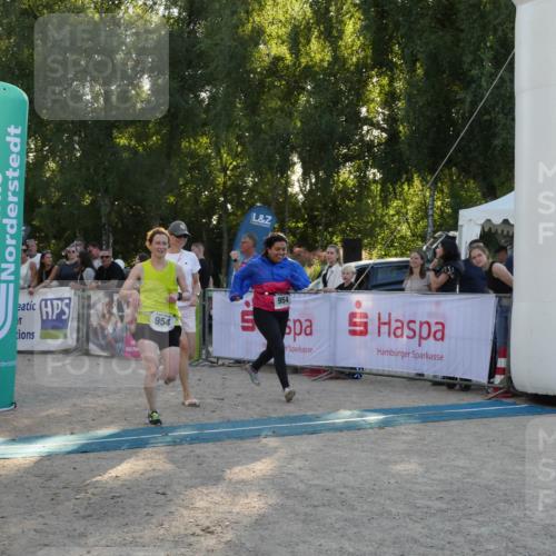 07.09.2025 - 19. Norderstedt Triathlon Zöllner http://msf.ph/oto/8797239 07.09.2025 17:29:56 Ziel 954 meine-sportfotos.de