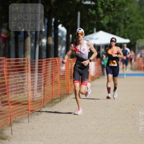 07.09.2025 - 19. Norderstedt Triathlon Michael Strokosch http://msf.ph/oto/8797555 07.09.2025 11:56:59 Laufen 806, 1176, 1195 meine-sportfotos.de