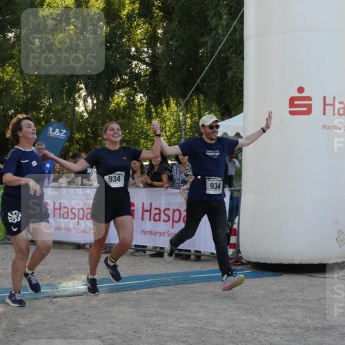 07.09.2025 - 19. Norderstedt Triathlon Zöllner http://msf.ph/oto/8797728 07.09.2025 17:35:55 Ziel 376, 934, 1454 meine-sportfotos.de