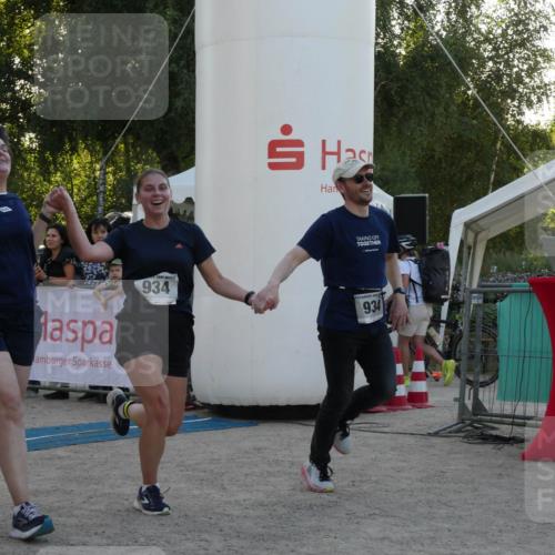 07.09.2025 - 19. Norderstedt Triathlon Zöllner http://msf.ph/oto/8797732 07.09.2025 17:35:56 Ziel 376, 934, 1454 meine-sportfotos.de