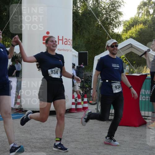 07.09.2025 - 19. Norderstedt Triathlon Zöllner http://msf.ph/oto/8797738 07.09.2025 17:35:56 Ziel 376, 934, 1454 meine-sportfotos.de
