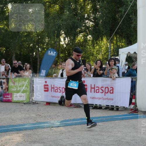 07.09.2025 - 19. Norderstedt Triathlon Zöllner http://msf.ph/oto/8797826 07.09.2025 17:37:11 Ziel 864, 929 meine-sportfotos.de