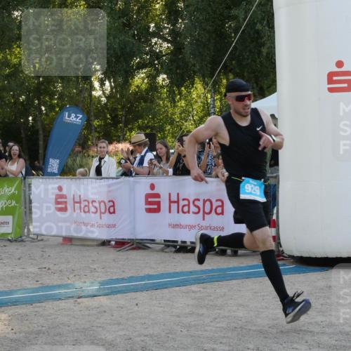 07.09.2025 - 19. Norderstedt Triathlon Zöllner http://msf.ph/oto/8797833 07.09.2025 17:37:11 Ziel 864, 929 meine-sportfotos.de