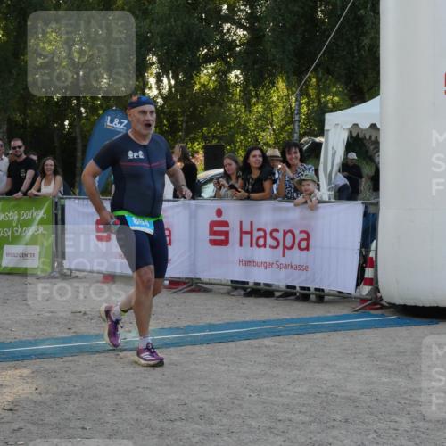 07.09.2025 - 19. Norderstedt Triathlon Zöllner http://msf.ph/oto/8797861 07.09.2025 17:37:14 Ziel 864, 929 meine-sportfotos.de