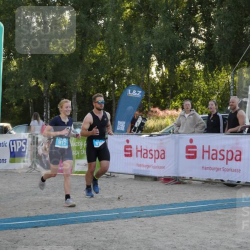 07.09.2025 - 19. Norderstedt Triathlon Zöllner http://msf.ph/oto/8798113 07.09.2025 17:45:17 Ziel 875, 912 meine-sportfotos.de