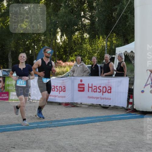 07.09.2025 - 19. Norderstedt Triathlon Zöllner http://msf.ph/oto/8798118 07.09.2025 17:45:18 Ziel 875, 912 meine-sportfotos.de