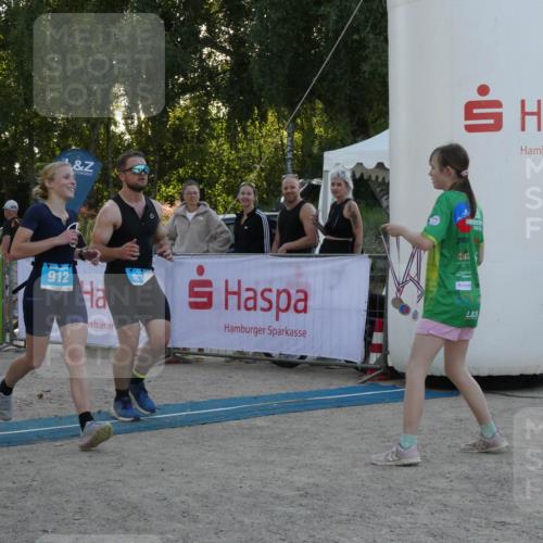 07.09.2025 - 19. Norderstedt Triathlon Zöllner http://msf.ph/oto/8798123 07.09.2025 17:45:18 Ziel 875, 912 meine-sportfotos.de