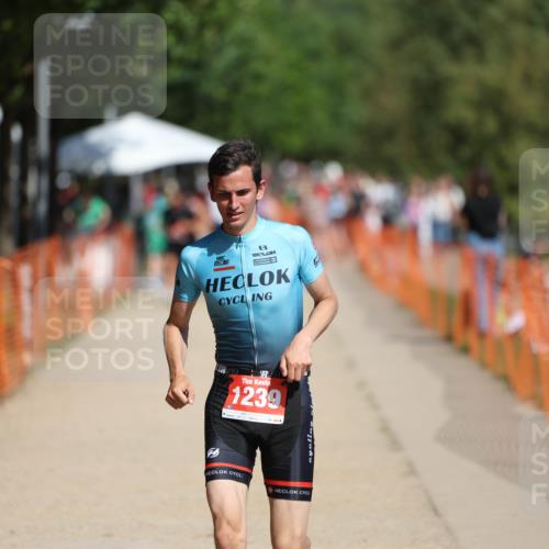 07.09.2025 - 19. Norderstedt Triathlon Michael Strokosch http://msf.ph/oto/8798199 07.09.2025 12:24:40 Laufen 826, 1239 meine-sportfotos.de