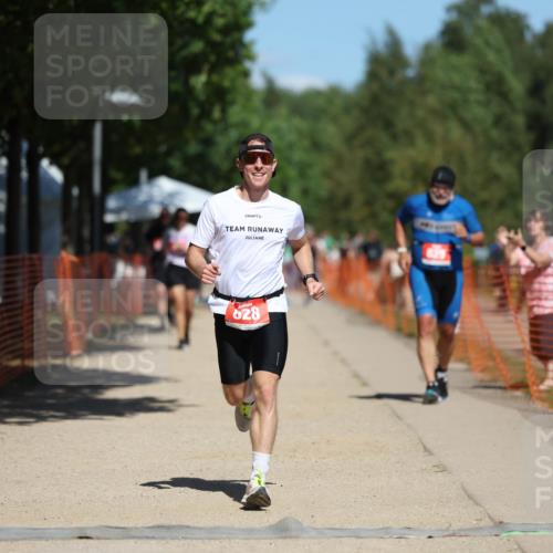 07.09.2025 - 19. Norderstedt Triathlon Michael Strokosch http://msf.ph/oto/8800114 07.09.2025 13:07:51 Laufen 825, 828 meine-sportfotos.de