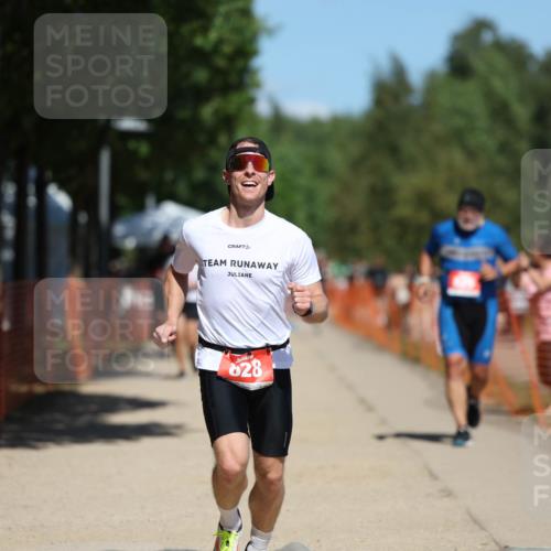 07.09.2025 - 19. Norderstedt Triathlon Michael Strokosch http://msf.ph/oto/8800135 07.09.2025 13:07:51 Laufen 825, 828 meine-sportfotos.de