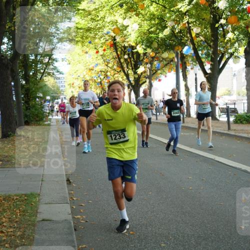 07.09.2025 - BARMER Alsterlauf Yannick Fuchs http://msf.ph/oto/8802958 07.09.2025 11:51:16 Laufen 1092, 1129, 1059, 1233, 1107, 8067, 6417 meine-sportfotos.de