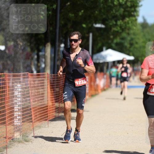 07.09.2025 - 19. Norderstedt Triathlon Michael Strokosch http://msf.ph/oto/8803446 07.09.2025 12:34:34 Laufen 226, 696, 803, 1213, 1233 meine-sportfotos.de