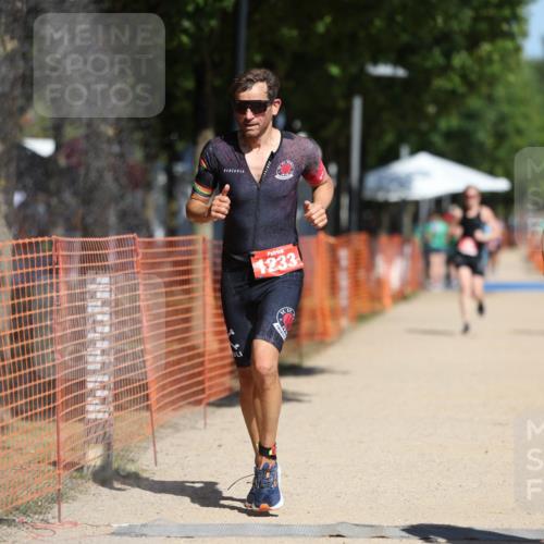 07.09.2025 - 19. Norderstedt Triathlon Michael Strokosch http://msf.ph/oto/8803463 07.09.2025 12:34:34 Laufen 226, 696, 803, 1213, 1233 meine-sportfotos.de