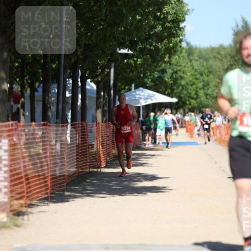 07.09.2025 - 19. Norderstedt Triathlon Michael Strokosch http://msf.ph/oto/8806441 07.09.2025 13:17:53 Laufen 157, 239, 1216 meine-sportfotos.de