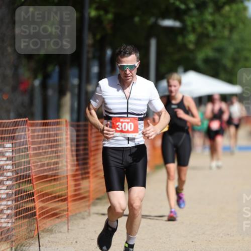 07.09.2025 - 19. Norderstedt Triathlon Michael Strokosch http://msf.ph/oto/8806856 07.09.2025 12:10:48 Laufen 300, 1155 meine-sportfotos.de