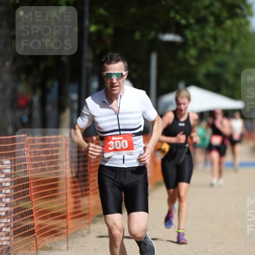 07.09.2025 - 19. Norderstedt Triathlon Michael Strokosch http://msf.ph/oto/8806860 07.09.2025 12:10:48 Laufen 300, 1155 meine-sportfotos.de