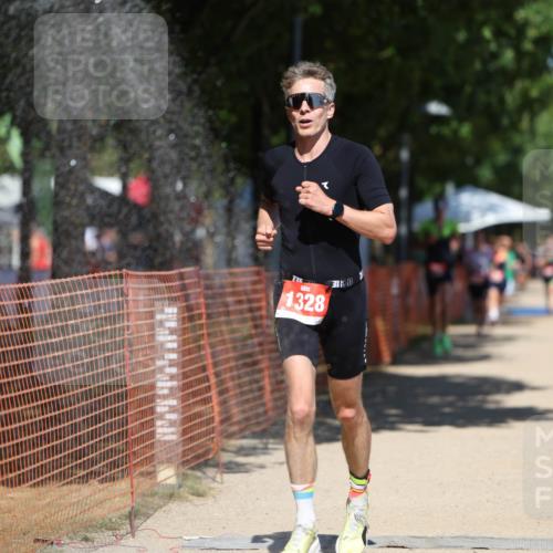 07.09.2025 - 19. Norderstedt Triathlon Michael Strokosch http://msf.ph/oto/8809552 07.09.2025 13:24:24 Laufen 275, 1328 meine-sportfotos.de