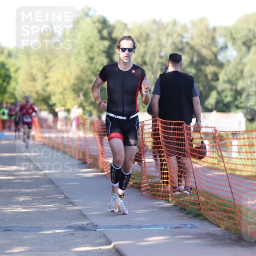 07.09.2025 - 19. Norderstedt Triathlon Michael Strokosch http://msf.ph/oto/8811586 07.09.2025 16:18:38 Laufen 467, 885, 905, 942 meine-sportfotos.de