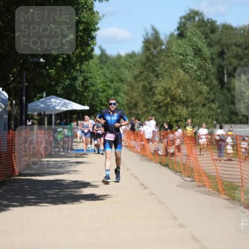07.09.2025 - 19. Norderstedt Triathlon Michael Strokosch http://msf.ph/oto/8812515 07.09.2025 13:29:46 Laufen 315, 321 meine-sportfotos.de