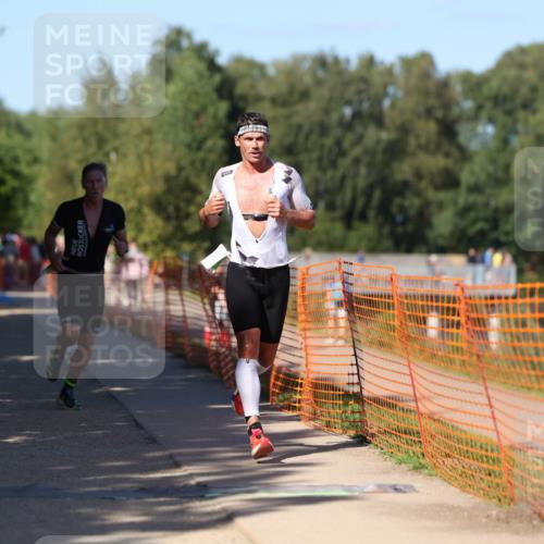 07.09.2025 - 19. Norderstedt Triathlon Michael Strokosch http://msf.ph/oto/8815046 07.09.2025 15:32:07 Laufen 1501 meine-sportfotos.de