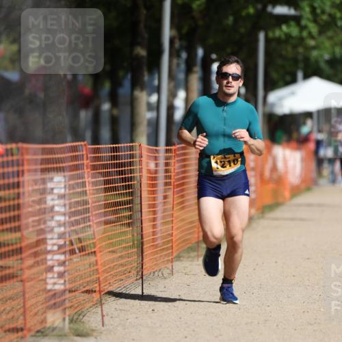 07.09.2025 - 19. Norderstedt Triathlon Michael Strokosch http://msf.ph/oto/8815258 07.09.2025 11:44:51 Laufen 806, 1210, 1274 meine-sportfotos.de