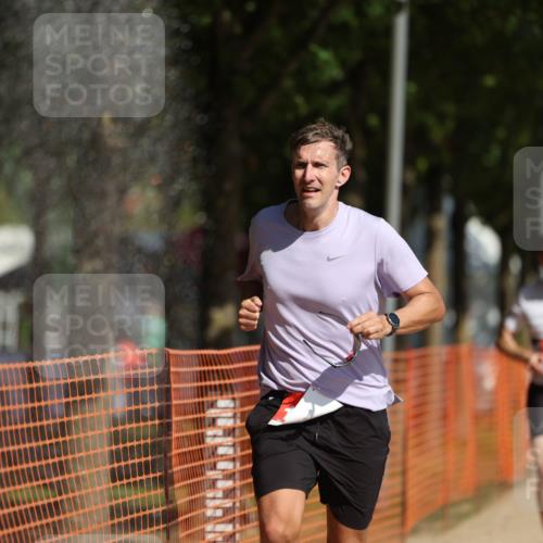 07.09.2025 - 19. Norderstedt Triathlon Michael Strokosch http://msf.ph/oto/8815431 07.09.2025 11:44:59 Laufen 300, 1274 meine-sportfotos.de