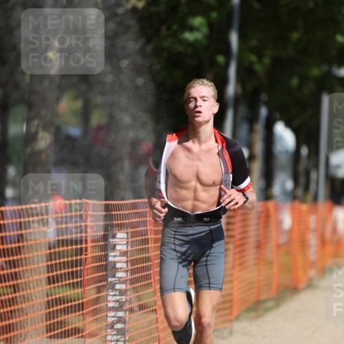 07.09.2025 - 19. Norderstedt Triathlon Michael Strokosch http://msf.ph/oto/8815592 07.09.2025 11:45:14 Laufen 1202 meine-sportfotos.de