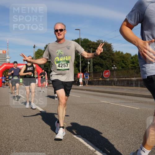 07.09.2025 - BARMER Alsterlauf Yannick Fuchs http://msf.ph/oto/8820979 07.09.2025 09:45:31 Laufen 19, 36, 4882, 5609, 4257 meine-sportfotos.de