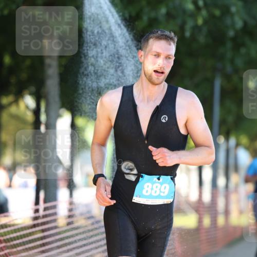 07.09.2025 - 19. Norderstedt Triathlon Michael Strokosch http://msf.ph/oto/8821273 07.09.2025 17:00:53 Laufen 889, 933 meine-sportfotos.de